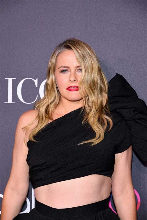 Alicia Silverstone posa desnuda por primera vez a los 46 años en una