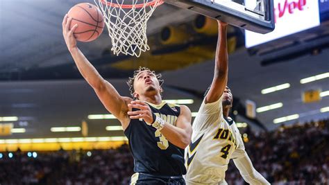 Purdue dominates at Iowa to extend nation's best winning streak