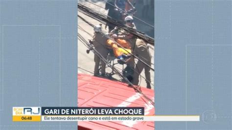 Gari Leva Choque Ao Tentar Desentupir Cano Em Niter I E Internado Em