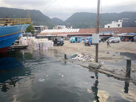 Air Laut Pasang Genangi Pelabuhan Rakyat Luwuk