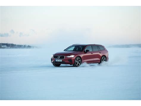 2023 Volvo V60 Pictures: | U.S. News