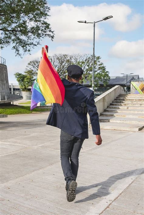 Visão De Trás De Um Ativista Gay Acenando Uma Bandeira Do Arco íris Lgbt Conceito De Orgulho