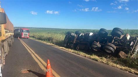 Caminhão tomba ao desviar de carreta quebrada na MS 276 em