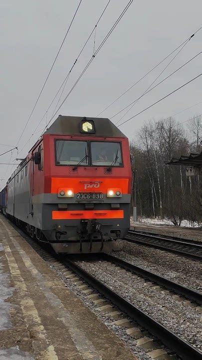 Приветливая 2эс6-898 с грузовым поездом проезжает о.п.312 км #ржд #бмо ...