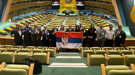 Skandal U Njujorku Obezbe Enje Un Poku Alo Da Otme Zastavu Srbije