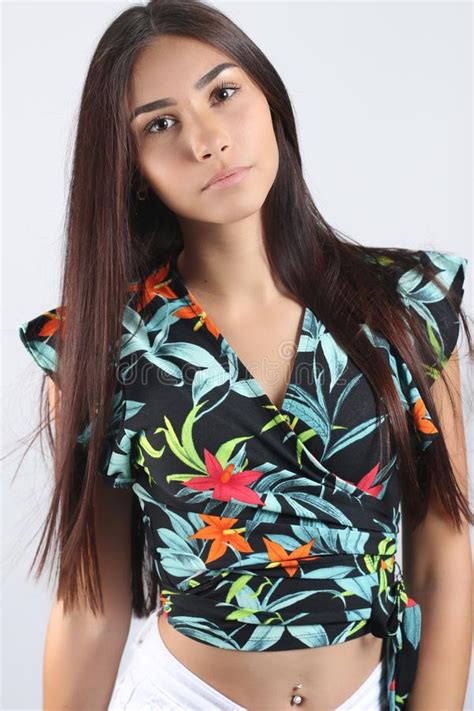 Mooi Jong Brunette Met Rechtstreeks Lang Haar Stock Foto Image Of Stijl Lang 125713676