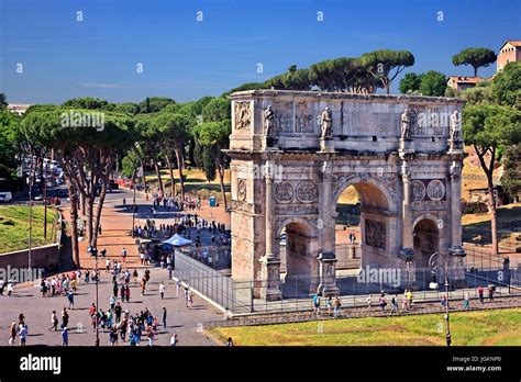 El Arco De Constantino Visto Desde El Coliseo Anfiteatro Flavio