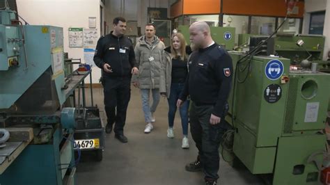 In diesem Gefängnis haben Wärterinnen dauernd Sex mit Häftlingen Liebesknast in England