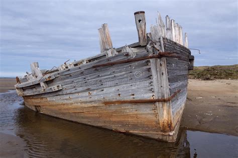 Navio De Madeira Velho Encalhado Em Um Sandy Beach Imagem De Stock