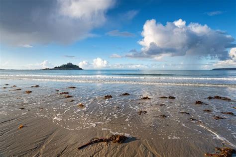 Premium Photo | Marazion beach in cornwall