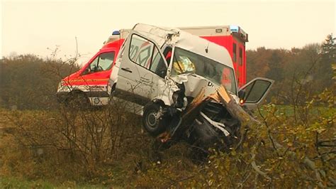 Nonstopnews Kleintransporter Kommt Von Regennasser Kreisstra E Ab Und