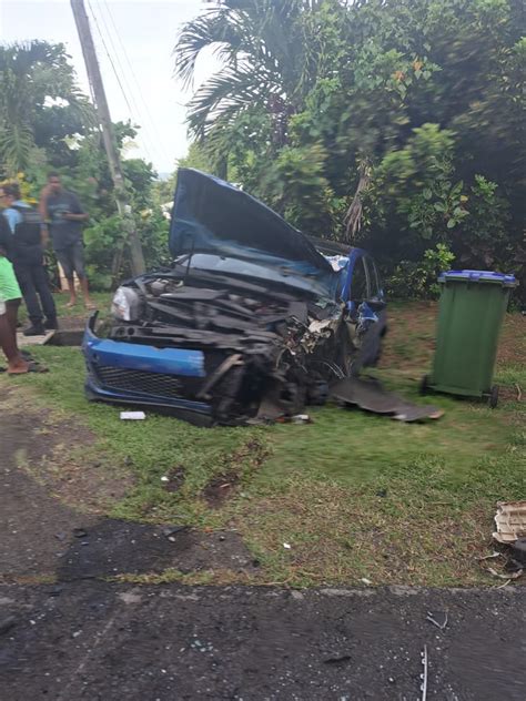 Une Voiture Et Un Camion Sont Entr S En Collision Charpentier Marigot