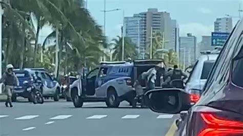 Vídeo Dupla suspeita de roubo de carro é presa em Piatã