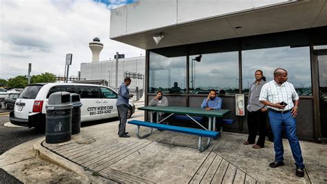 Credit card requirement frustrates memphis airport taxi drivers