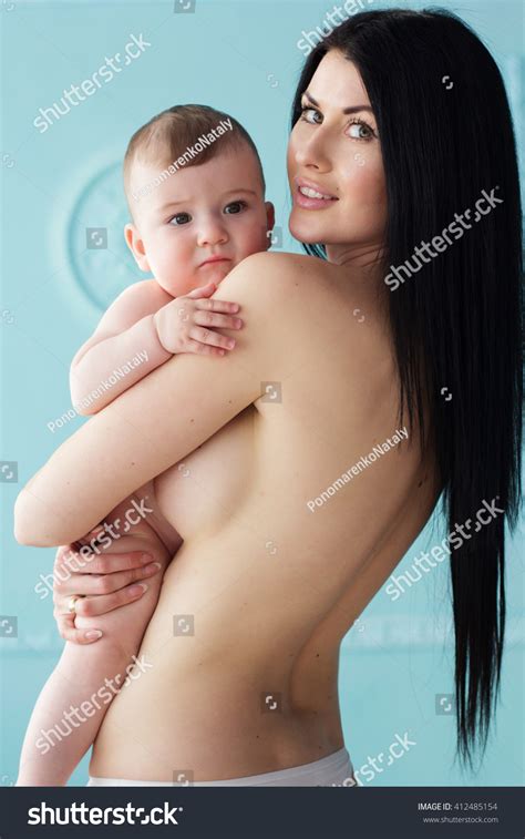 Happy Naked Mother Holding Her Naked Foto Stock Editar Agora 412485154