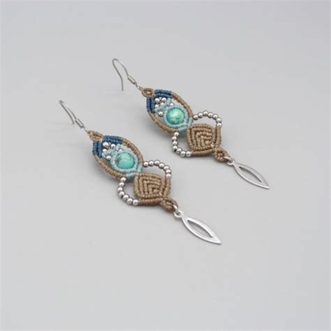 Boucles d oreilles en micro macramé couleur beige bleu