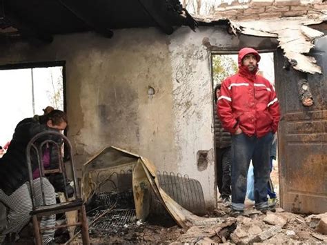 Una Pareja Y Sus Seis Hijos Quedaron En La Calle Tras Incendiarse Su Casa Mia Fm