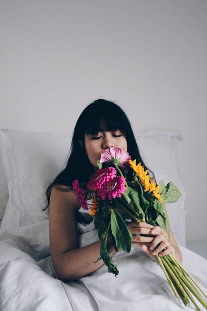 Premium Photo Naked Woman With Bouquet Relaxing On Bed At Home