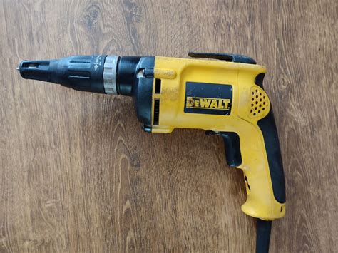 Wkrętarka sieciowa do płyt gipsowo kartonowych 540W 230V DEWALT Osiek