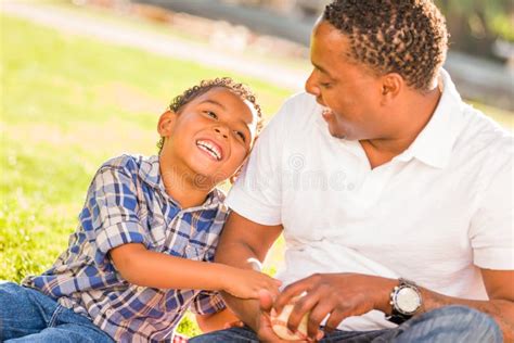 Père Afro Américain Et Fils De Race Mixte Jouant Avec Le Baseball Dans