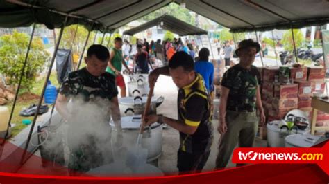 Tni Buka Dapur Umum Di Lokasi Longsor Serasan Sediakan Makanan Untuk