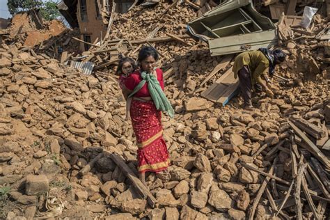 Mulher Retirada Viva De Escombros Cinco Dias Ap S Sismo No Nepal