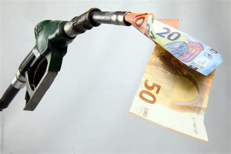 Caro benzina più di 8 italiani su 10 sono preoccupati per laumento