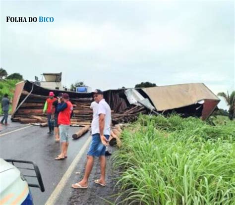 Carreta Carga De Madeira Tomba E Interdita Parcialmente A To No