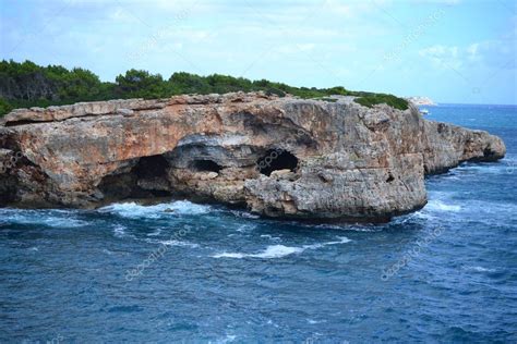 Formaciones Rocosas Para Escalar En La Playa De Cala Sa Nau Y En La