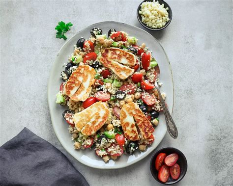 Keptas halumis Halloumi su bulguro kruopomis vyšniniais pomidorais