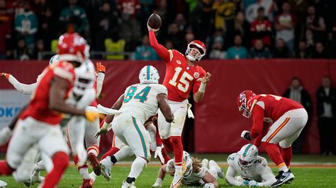 Mahomes Throws 2 Tds And Chiefs Hang On To Beat Dolphins 21 14 In Germany