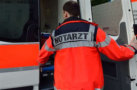 Unfall Im Enzkreis Motorradfahrer Stirbt Nach Zusammensto Mit Auto