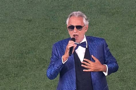 Andrea Bocelli impresiona con su voz en inauguración de la Eurocopa