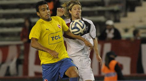 De Polémico Amarillo Y Azul Independiente Igualó Con Newells Infobae