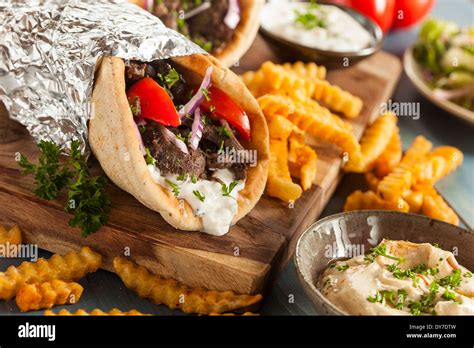 Gyros griegos con tzaziki y papas fritas fotografías e imágenes de alta