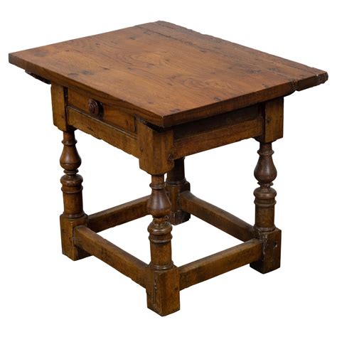 English Georgian Period 1800s Walnut Table With Drawer And Turned