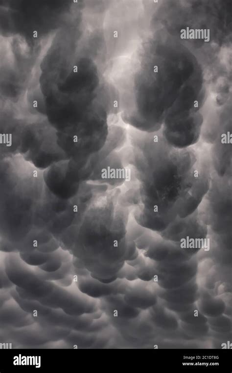 Dunkle Bedrohliche Wolke Stockfotos Und Bilder Kaufen Alamy