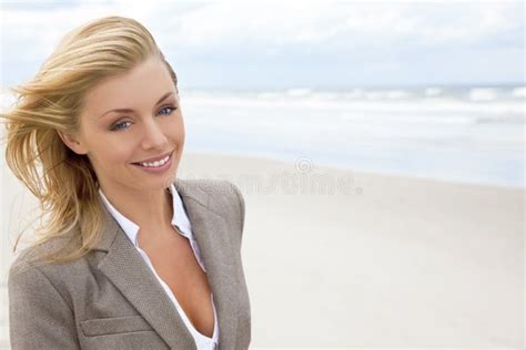 Schöne Blonde Frau am Strand Stockfoto Bild von sand porträt 77913734