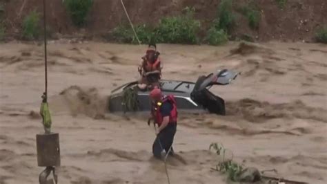 HEROIK Aksi Pria Selamatkan Tunangan Dari Banjir Tak Peduli Nyawa