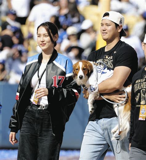 大谷翔平、真美子夫人＆デコピンと優勝パレードでにっこり【写真複数】：中日スポーツ・東京中日スポーツ