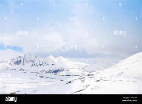 Snow mountains in Tibet Stock Photo - Alamy