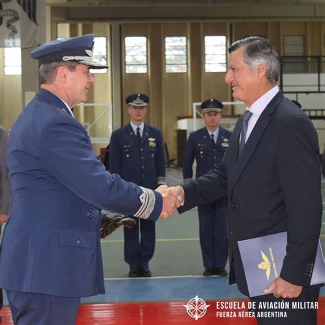 Cambio de Abanderado y Escoltas en la Escuela de Aviación Militar