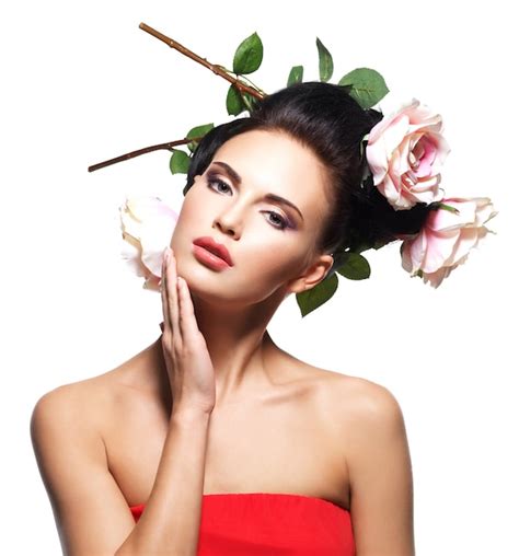 Portrait De La Belle Jeune Femme Avec Des Fleurs Dans Les Cheveux