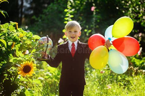 Sonrisa Linda Del Muchacho Volviendo A La Escuela Muchacho En El Traje