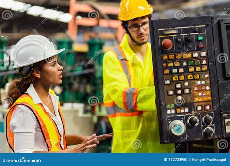 Ingeniera Industrial De Mujeres En Una Fábrica Industrial Pesada Foto De Archivo Imagen De