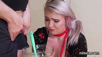 traviesa es traída en un manicomio anal para terapia desinhibida