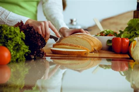 M Os Humanas Desconhecidas Cozinhando Na Cozinha Mulher Cortando P O