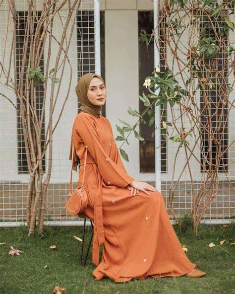 10 Ide Padu Padan Warna Hijab Untuk Baju Oranye Yang Keren