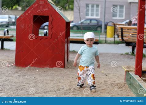 Jogos Do Menino No Campo De Jogos Imagem De Stock Imagem De Positivo