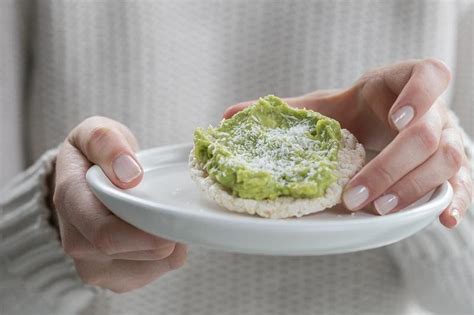 Tortitas De Arroz Con Guacamole Y Queso Panela De 174 Kcal Receta Fácil En La App Avena